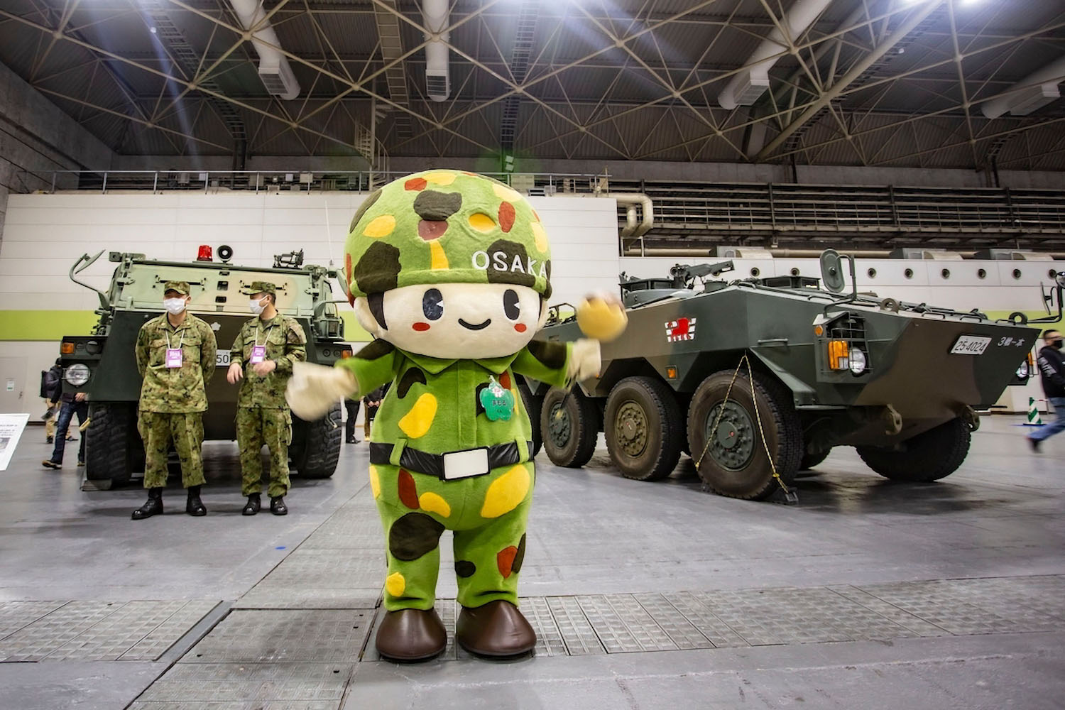 自衛隊の「8輪装甲車」や「偵察車」が間近に！ 大阪オートメッセは