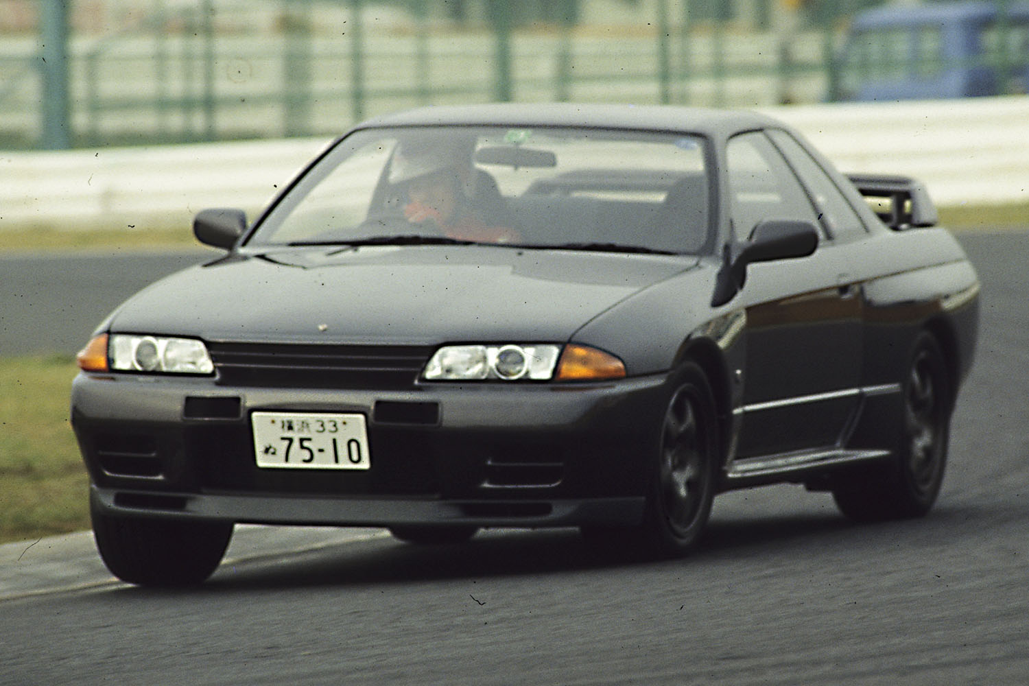 サーキットを攻めるR32GT-Rニスモ