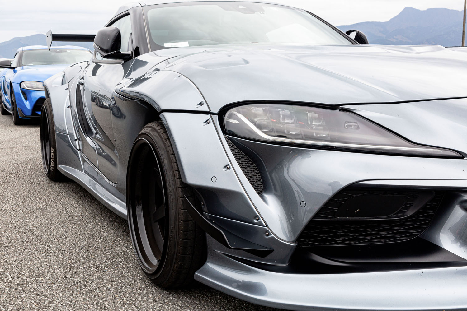 リバティーウォーク」仕様のトヨタ「スープラ」で参加！ ポルシェや