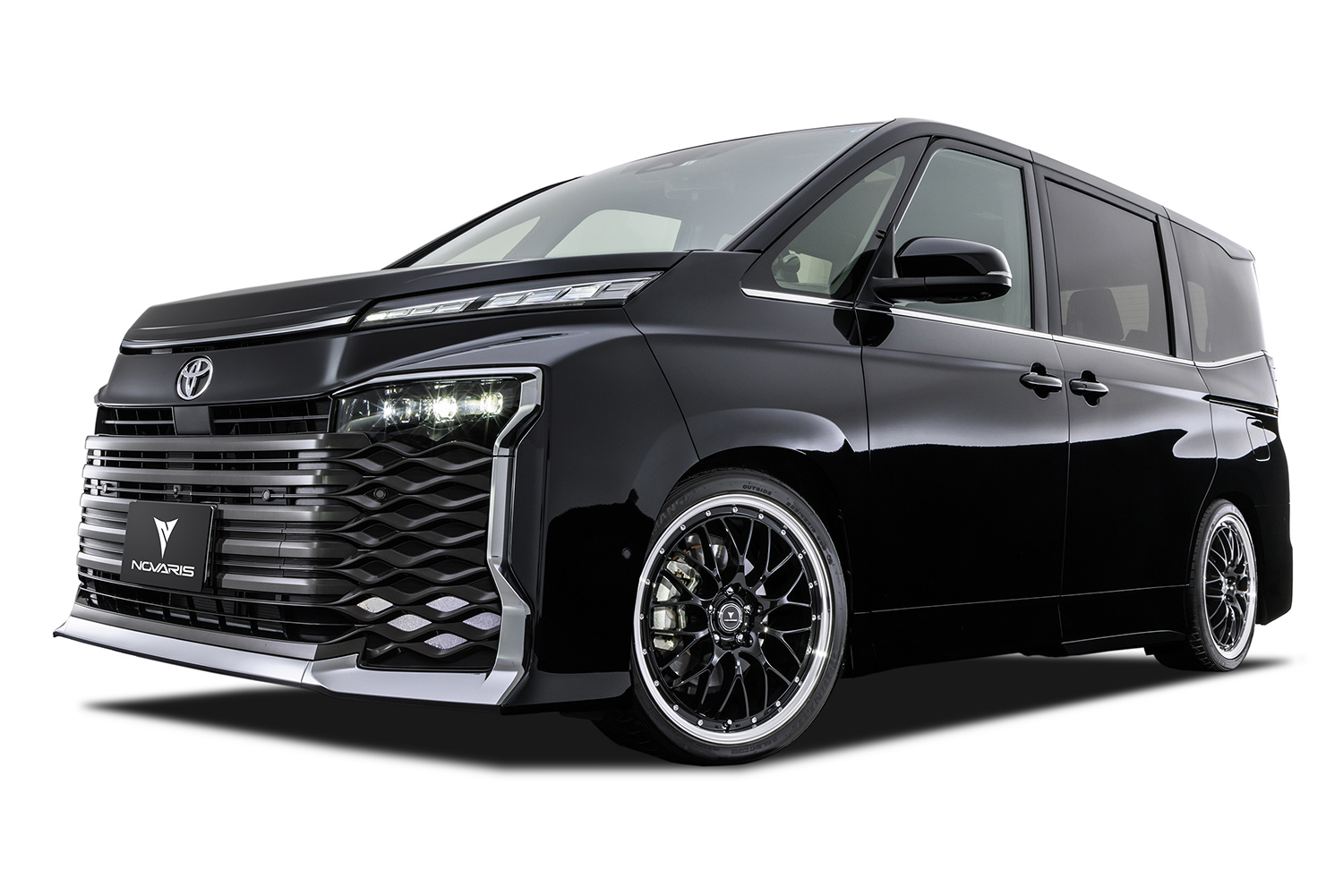 ノヴァリスアセットM1を装着するヴォクシー