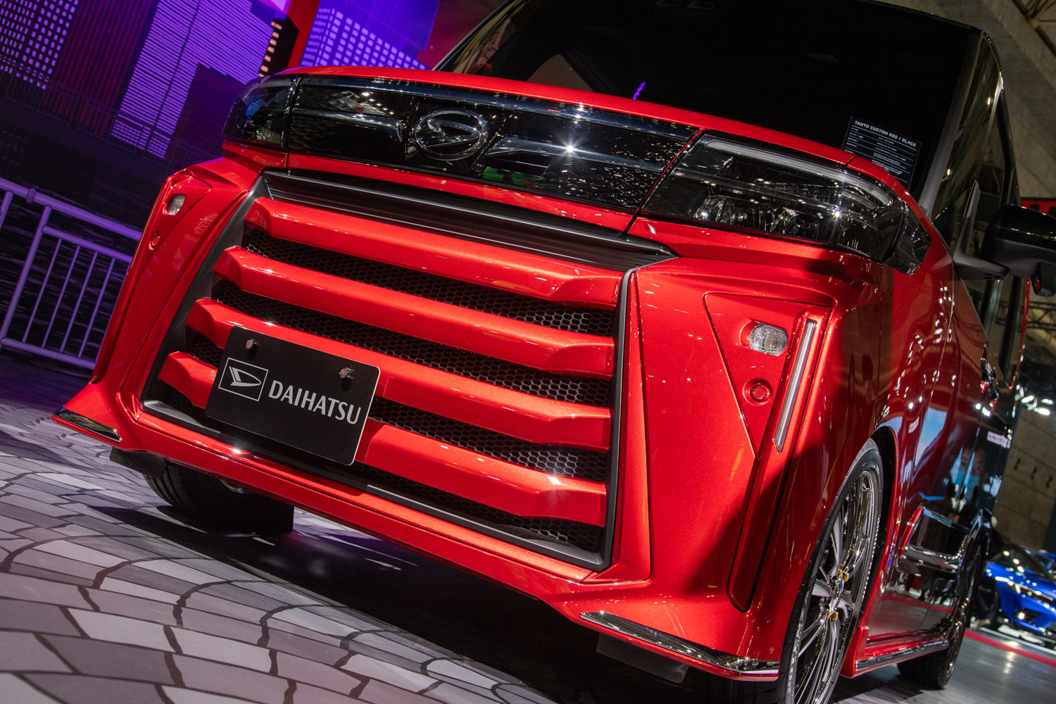 ダイハツ「タントカスタム レッド／ブラック」はロックだ！ 大胆な