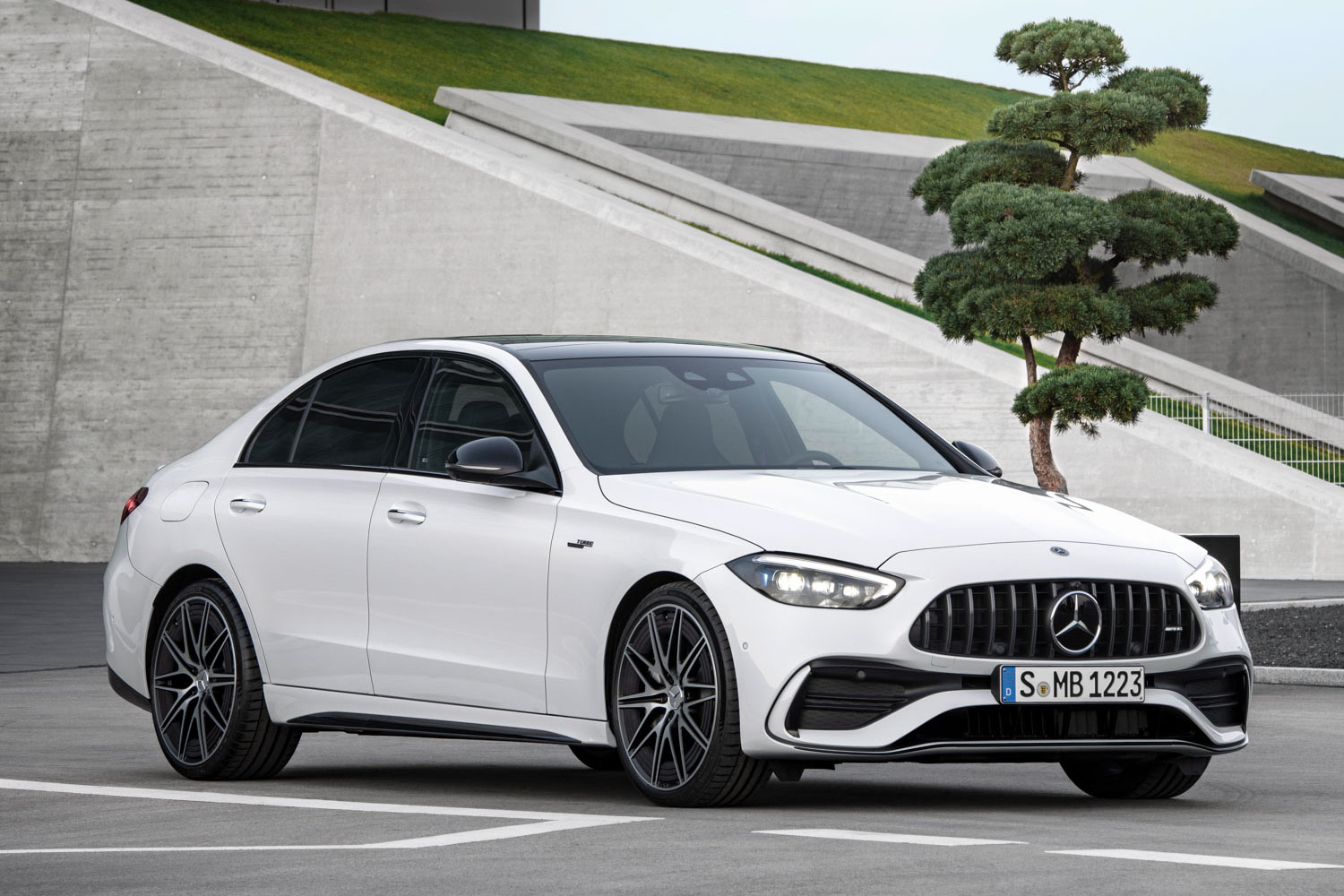 F1由来の電動ターボ!?】メルセデスAMG「C43 4MATIC+」はまるで自然吸気