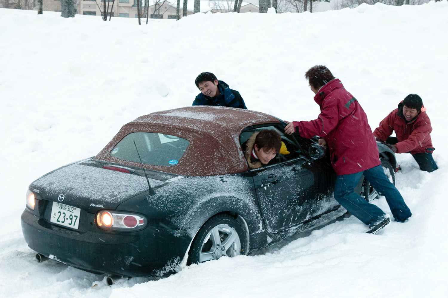 2月は大雪に注意！ 突然の積雪でスタックした際の脱出法とは？ 車に 