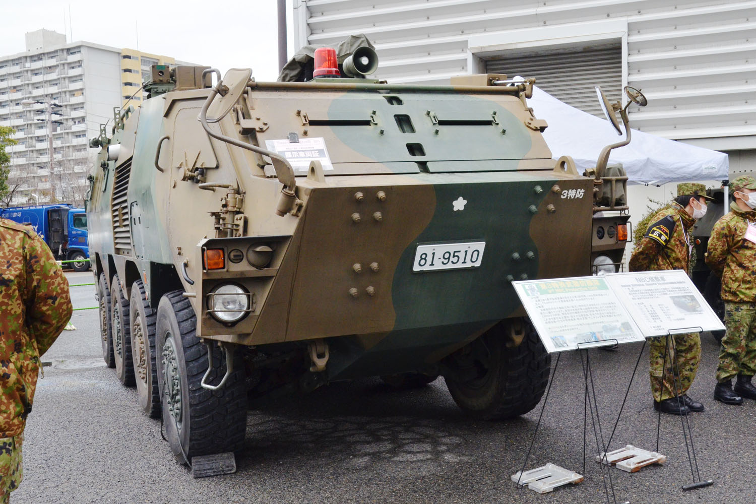 8輪の偵察車が登場！ ド迫力の自衛隊車両が「大阪オートメッセ」に展示