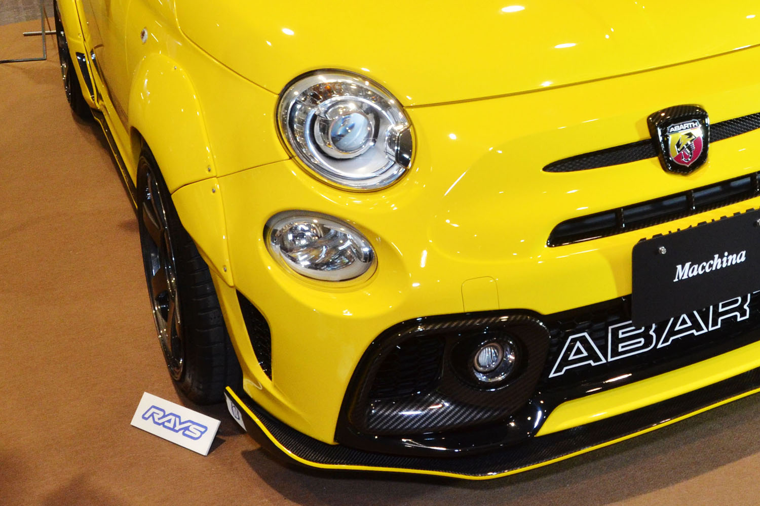 25ミリワイドなオバフェンで「アバルト595」を過激レーシーに