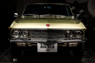 日産 シルビア：少し奥まった丸型4灯式ヘッドライトと真ん中が尖ったフロントバンパーが個性を主張