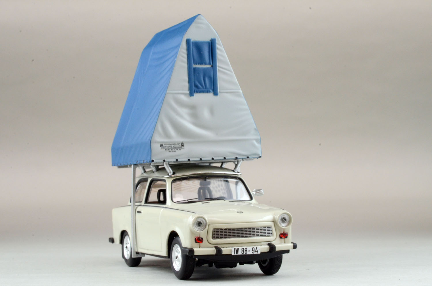 SPY×FAMILY』に出てくる「トラバント」のルーフテントが斬新すぎる