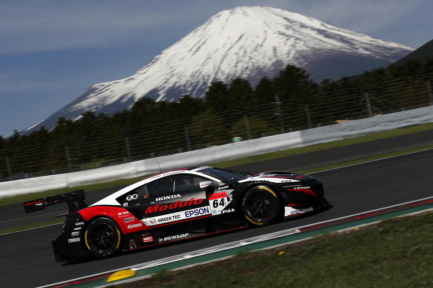 A PITオートバックス東雲」に現役レースクイーンとGTマシンが