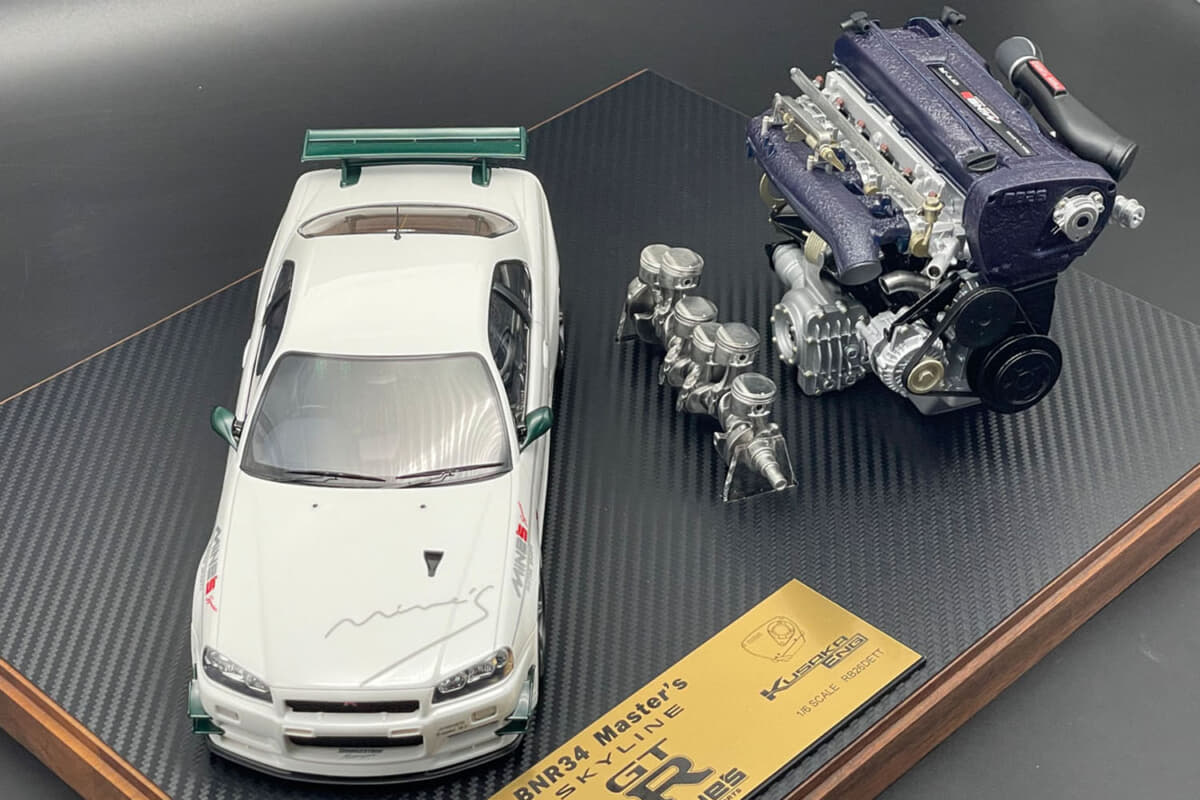 マインズ」の「R34 GT-R」デモカーの最新仕様が1/18スケールで蘇る！ エンジン＆モデルカーのセットを書斎に | AUTO MESSE  WEB（オートメッセウェブ） 〜クルマを文化する 〜