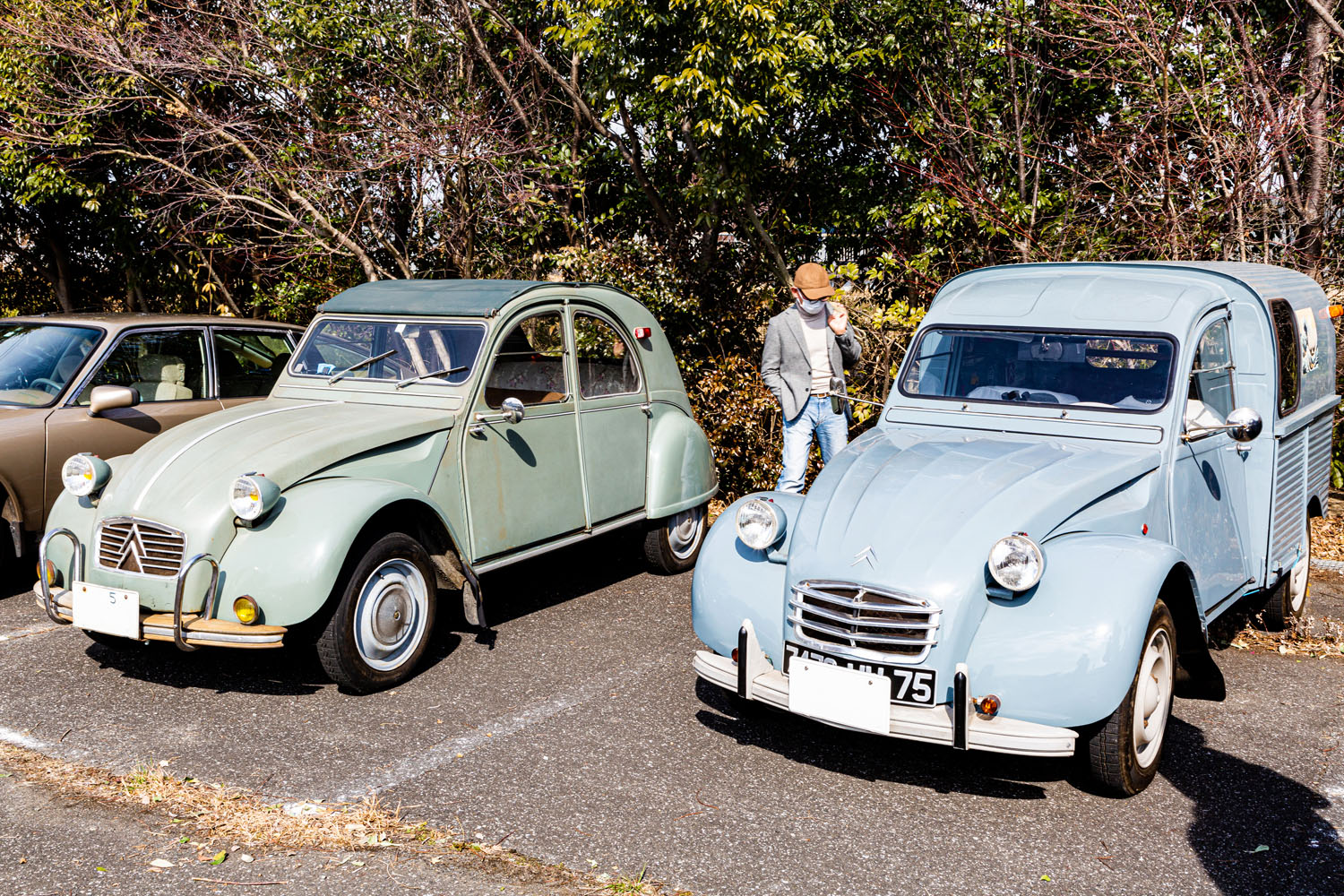 シトロエン「2CV」を7台も所有！ 「シングルナンバー」の「2CV」が現オーナーの元にやってきた理由とは | AUTO MESSE  WEB（オートメッセウェブ） 〜クルマを文化する 〜