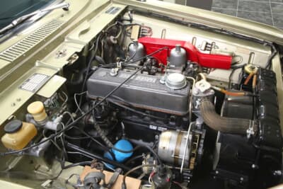 日産 シルビア：エンジンルーム内に収まる鮮やかな赤色に塗装されたツインキャブレターカバーが印象的