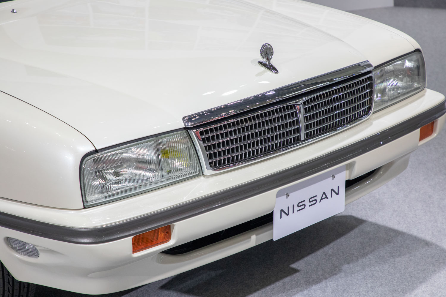 伊藤かずえの日産「シーマ」登場！ 「ハコスカ」や「パオ」をオートモビルカウンシルに出展した日産の旧車にかける想いとは？ | AUTO MESSE  WEB（オートメッセウェブ） 〜クルマを文化する 〜