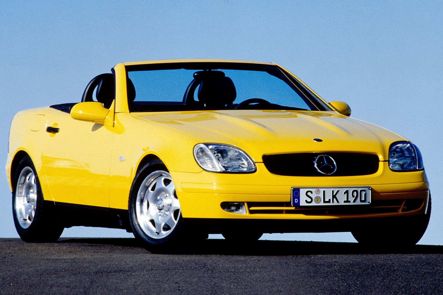 SLK」のルーツを辿るとポルシェに行き着く!? バリオルーフで革命を起こした90年代的アイコン2シーターオープンの先見性とは | AUTO MESSE  WEB（オートメッセウェブ） 〜クルマを文化する 〜