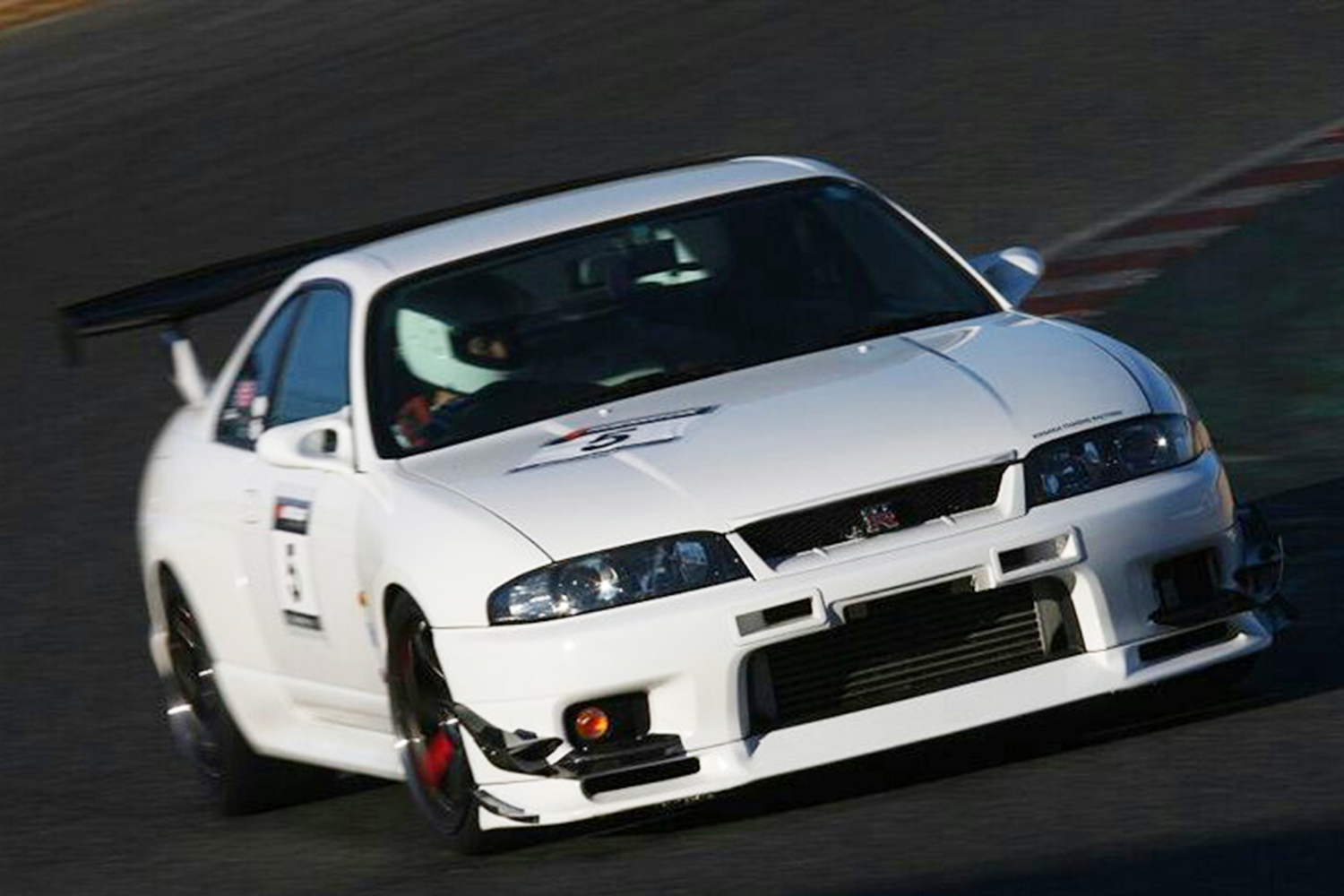 スカイライン「R33 GT−R」で筑波1分切り！ 二度手間のないユーザーフレンドリーなチューニングが「スリーエイチ」のモットーです ...