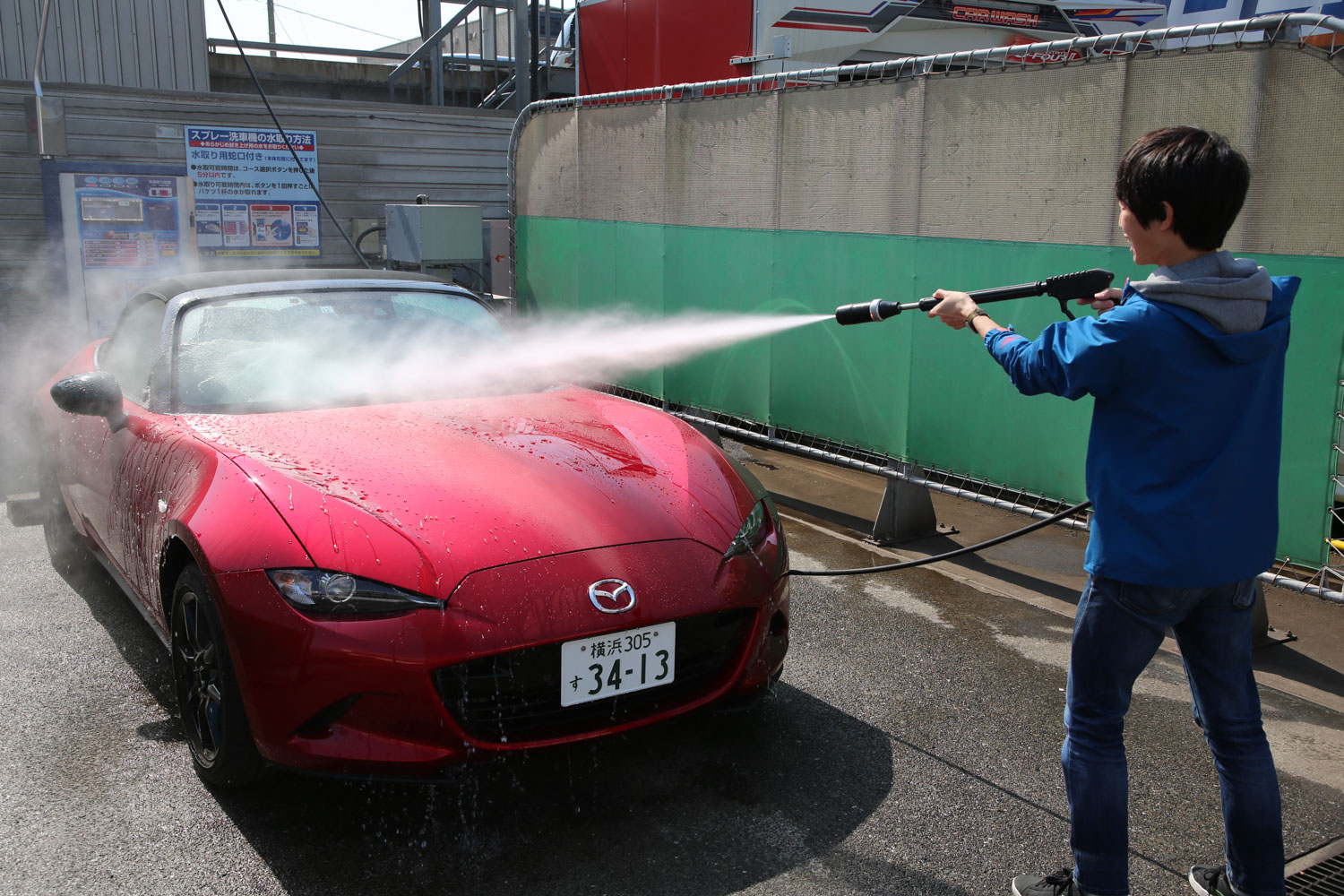 GW緊急企画】洗車プロが教える愛車を洗う手順とは？ ホイールなど下回りから始めるには理由がありました | AUTO MESSE  WEB（オートメッセウェブ） 〜クルマを文化する 〜