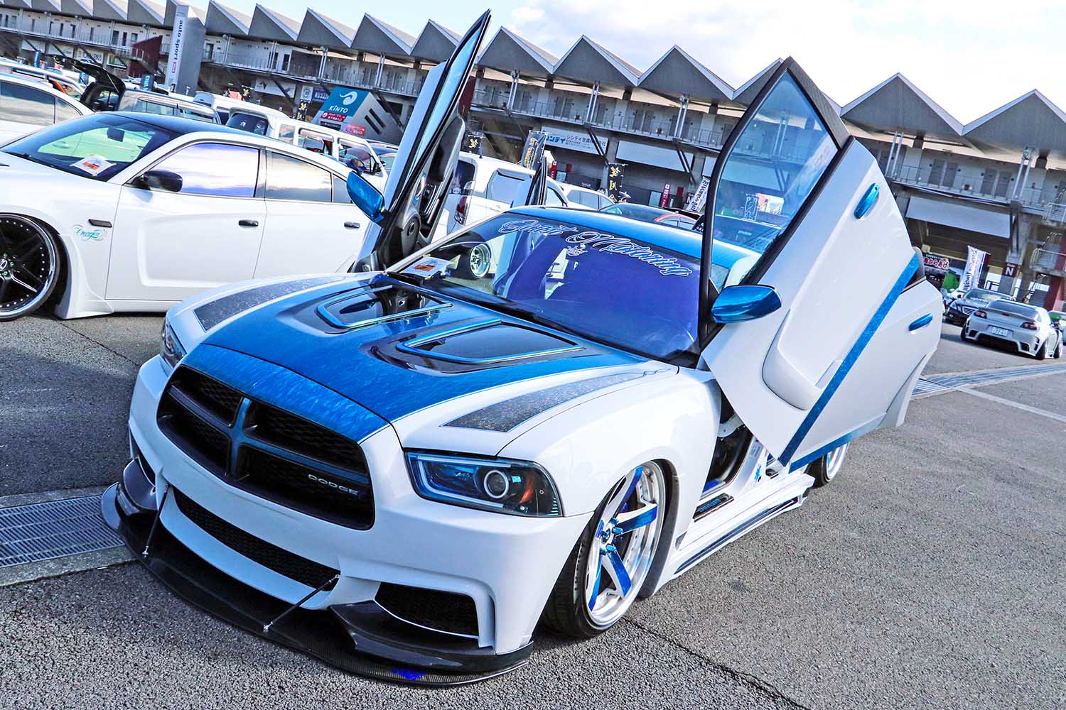 BMWにボルボのパーツを流用！ シザーズドア化されたダッジ