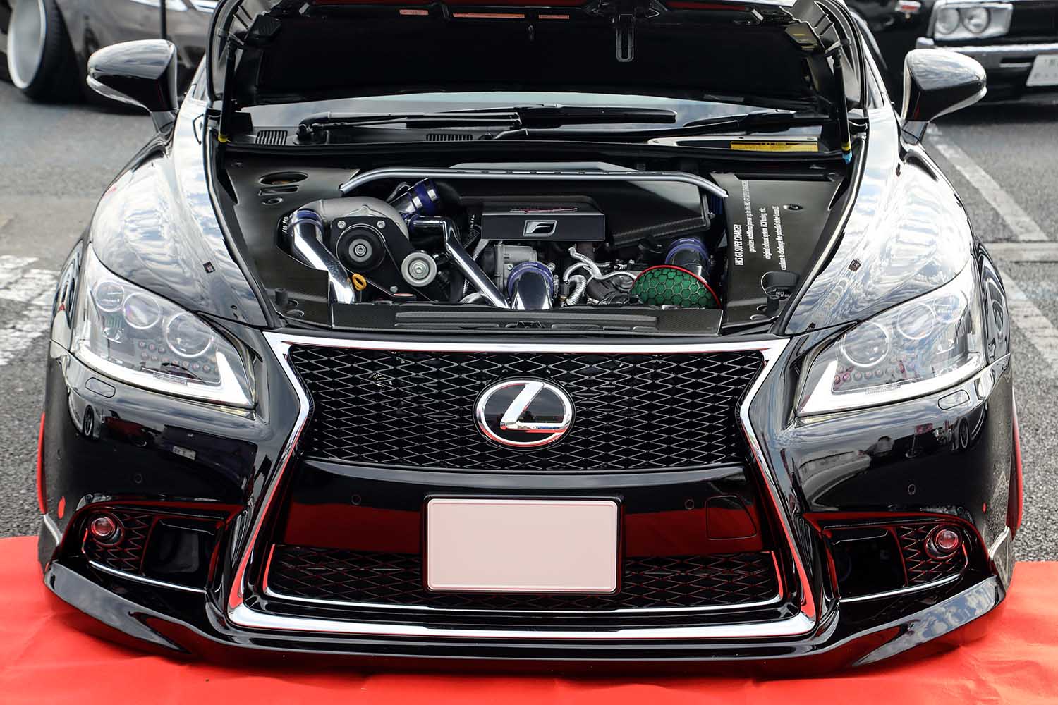 レクサス「LS460」にHKSスーパーチャージャーをセット！ 昭和世代に刺さるカスタム満載の大人アーバン仕様とは | AUTO MESSE  WEB（オートメッセウェブ） 〜クルマを文化する 〜