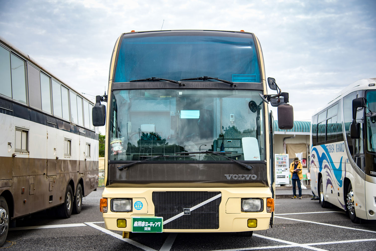 ボルボ印の「大型観光バス」を車中泊カーに!? マイカーとしてDIYで