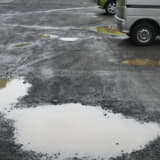 雨の水たまり駐車場