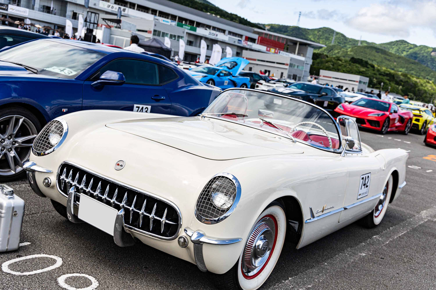 シボレー初代「コルベット」を3台も所有！ 愛車に合わせてファッション