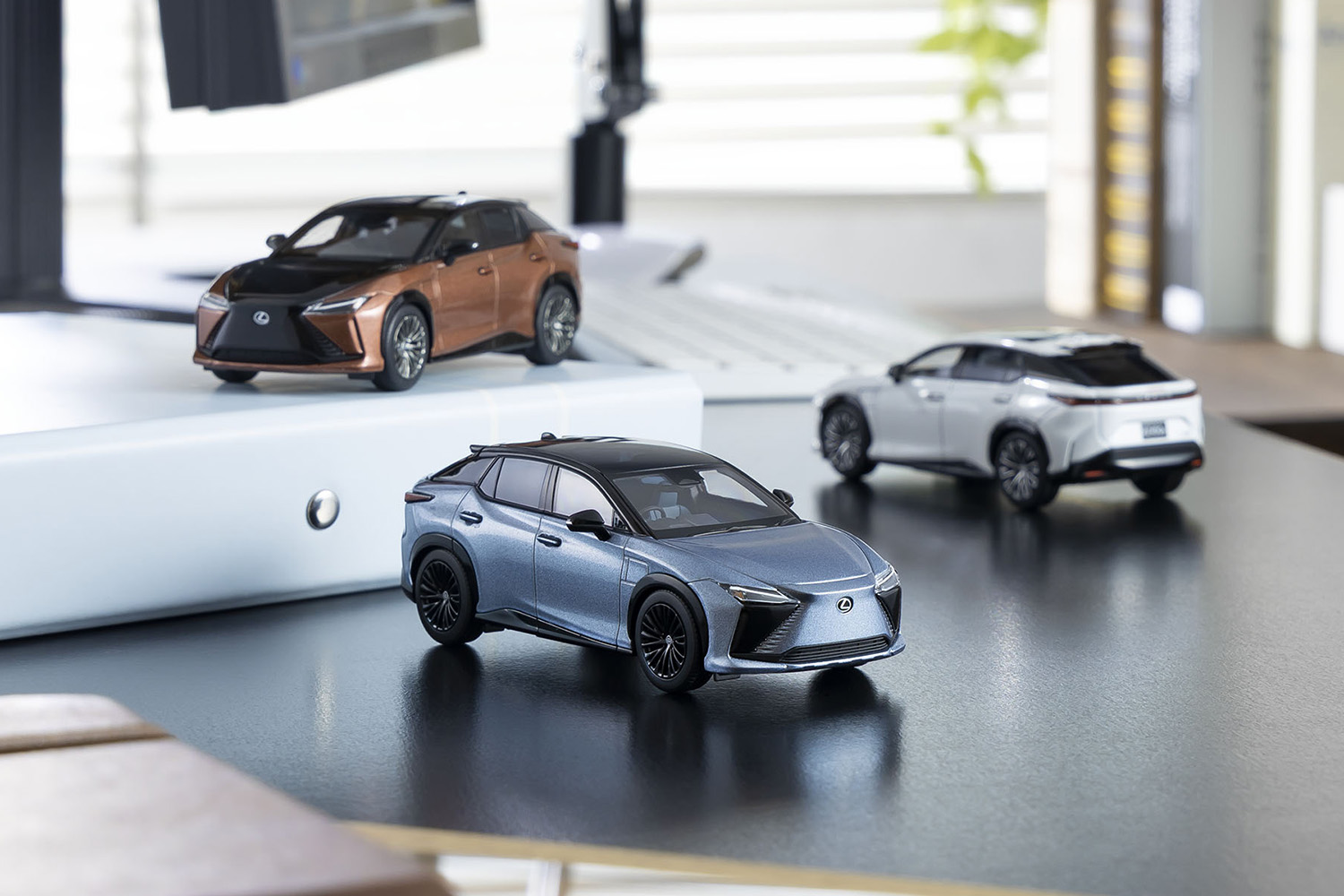 レクサス初のEV「RZ450e」が京商から発売！ 特別仕様車のファースト