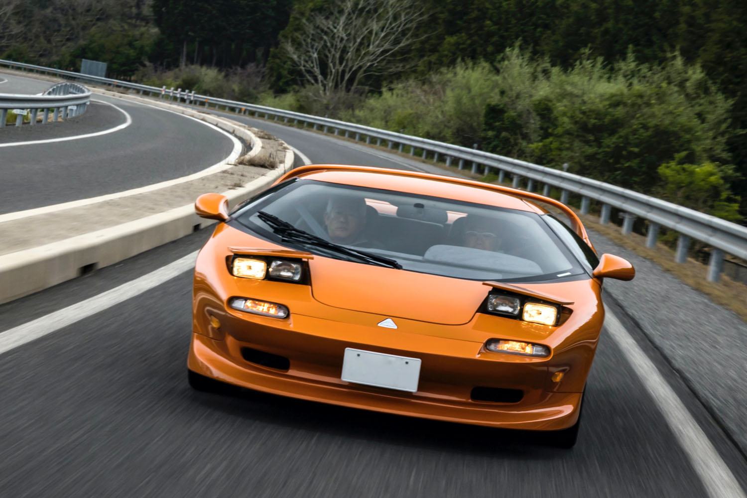 幻のスーパーカー「ヴェクターM12」に乗った！ ランボルギーニ製