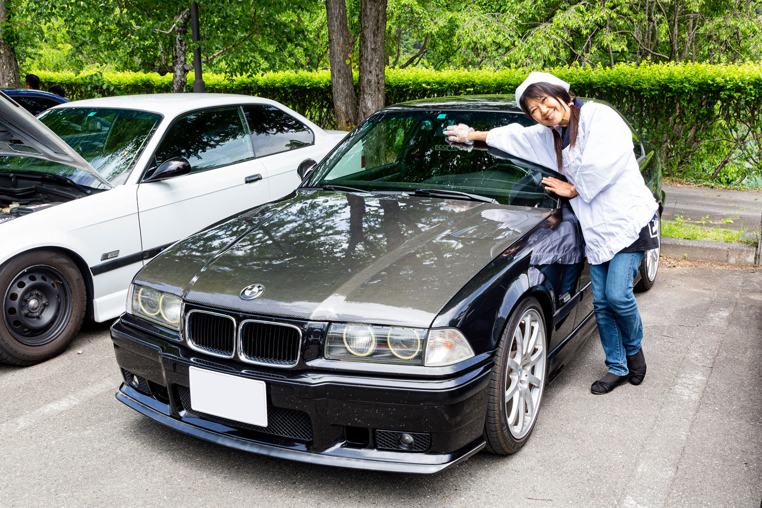 彼女のBMW「3シリーズ」はカーボンボンネット！「E36のしょうゆ顔が好き！ 乗ったら必ず磨いてます」 | AUTO MESSE  WEB（オートメッセウェブ） 〜クルマを文化する 〜