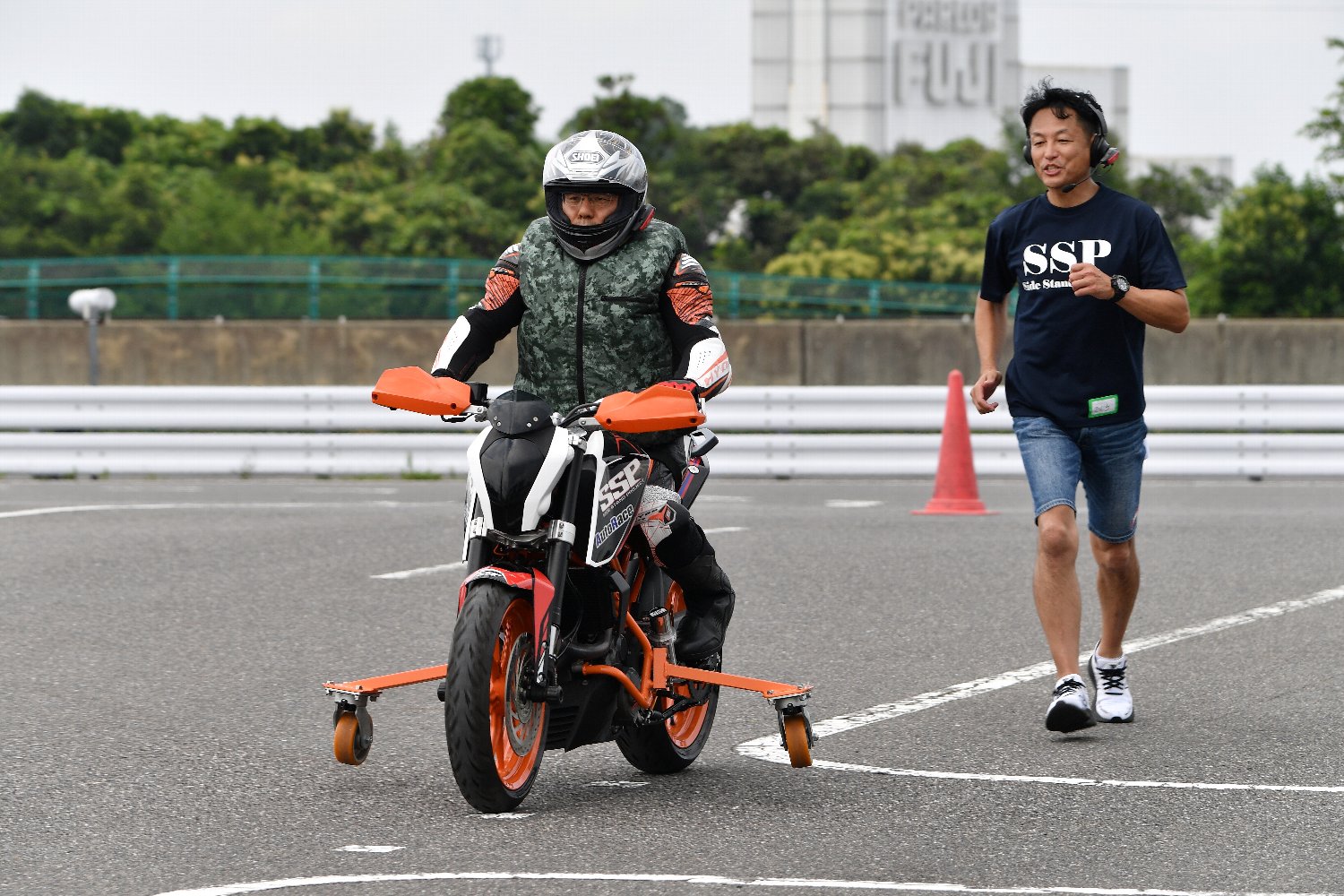 パラモトライダーと並走しながらアドバイスを行っていく出口選手