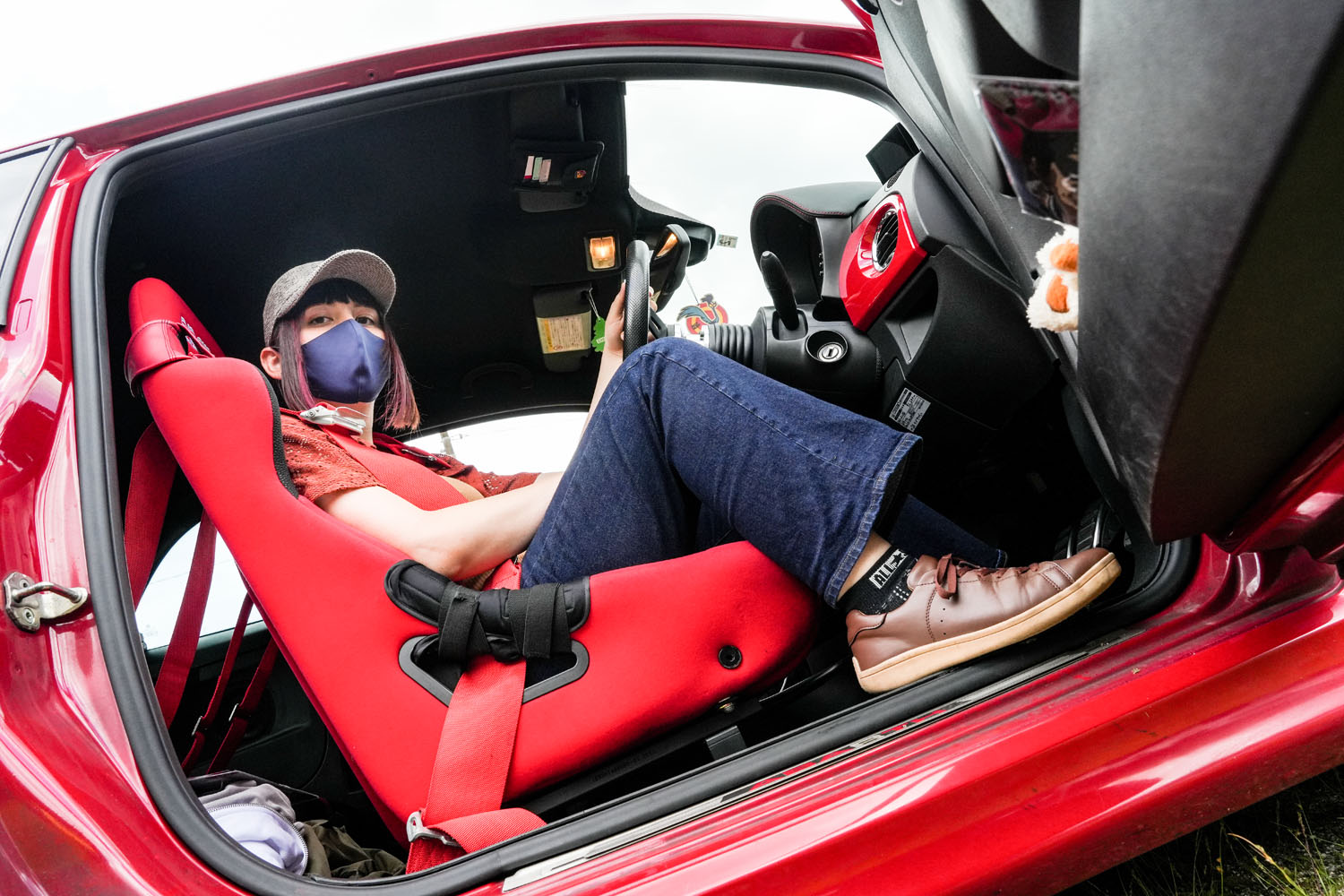 彼女の「アバルト500」はフルバケ×4点式シートベルト！「いつかは