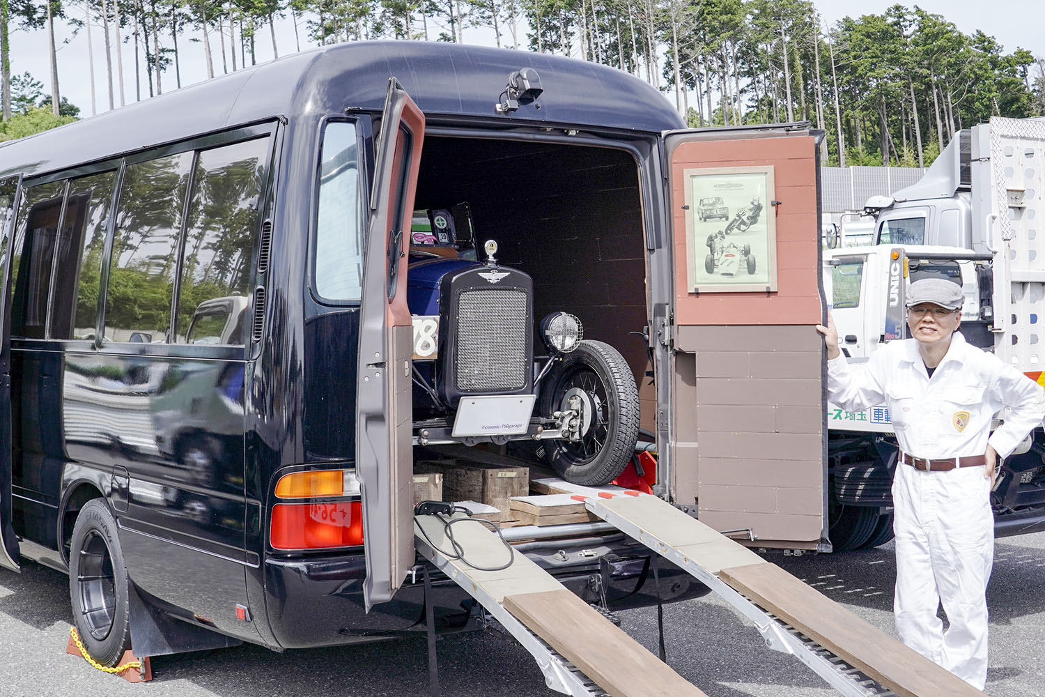 トヨタ「コースター」にクラシックカーを積載！ 車中泊仕様で九州