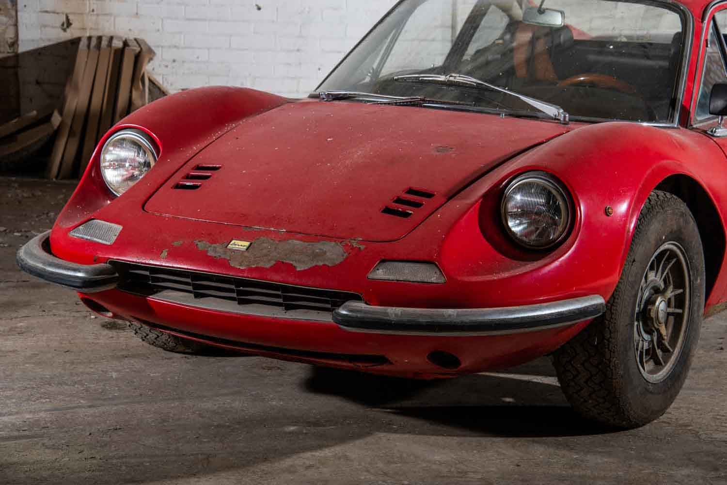 納屋物件「ディーノ206GT」が約6700万円！ オンボロでも「腐っても