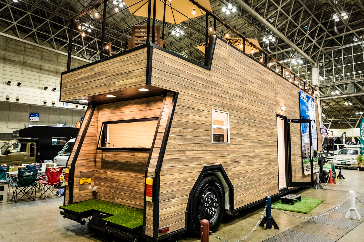 まさに「動くマンション」な超ド級トレーラーハウス！ 1200万円の2階