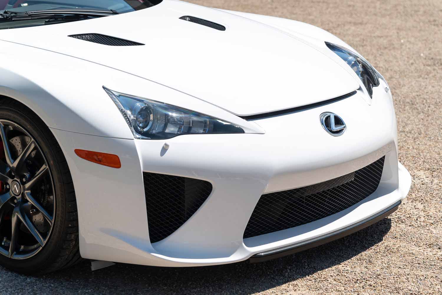 レクサス「LFA」が1.6億円オーバー！ 走行距離75キロの新車同然奇跡の1 