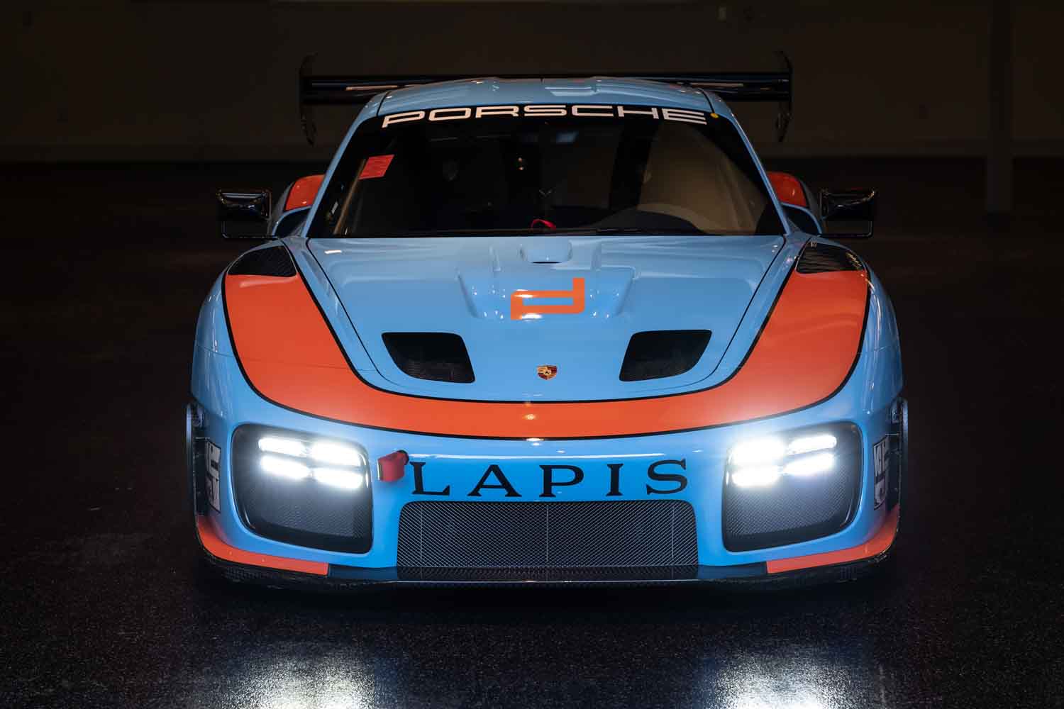 現代版ポルシェ「935」が約2億3200万円で落札！ ガルフカラーのシン