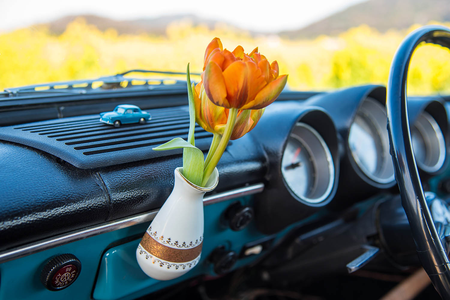 なぜダッシュボードに「一輪挿し」で花を活けた？ 170年にわたる