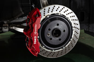 フロントブレーキには6ポットのTOMʼS×brembo キャリパーキットを採用