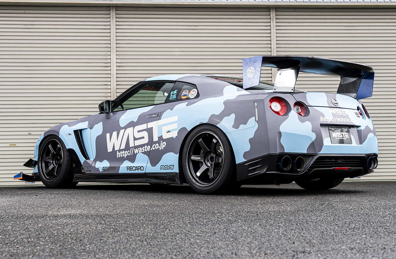 HKSテクニカルファクトリーのGTウイングを装着したウエストスポーツR35デモカーのリヤスタイル