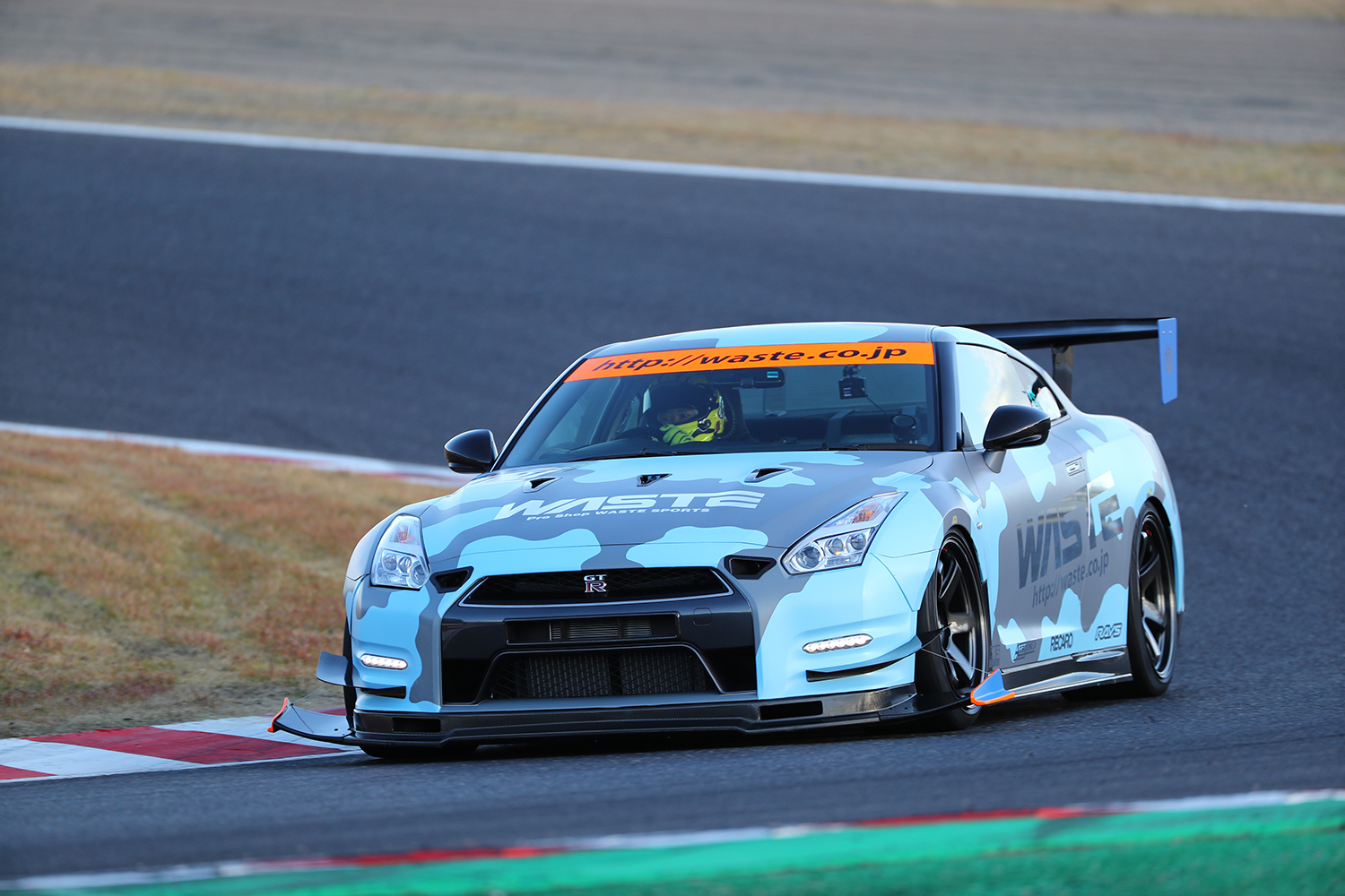 鈴鹿サーキットをタイムアタックするウエストスポーツの日産R35GT-Rデモカー