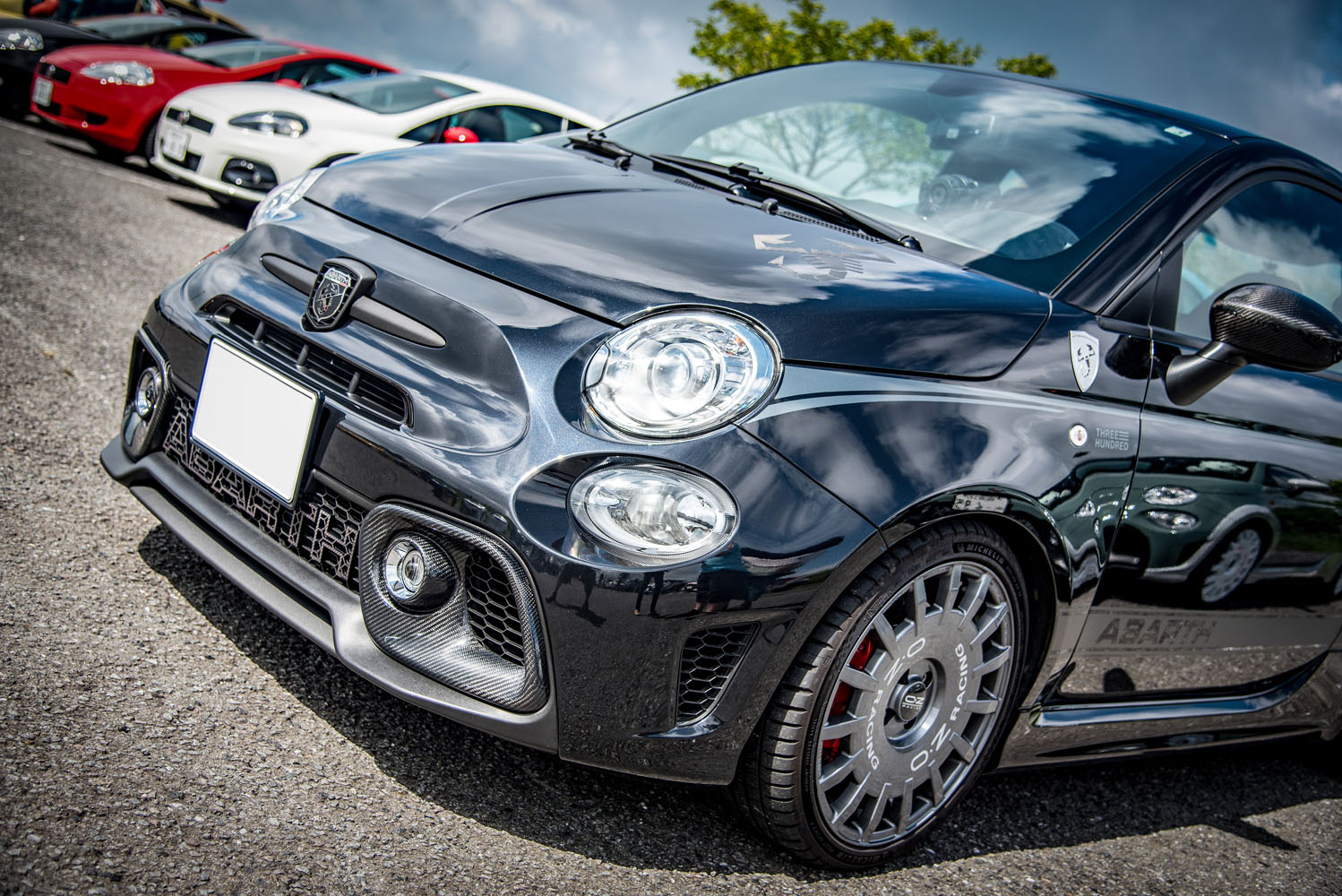 漆黒の「アバルト595」をモノトーンで大人のコーデ！ 決め手はダーク