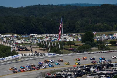ナスカー開催サーキットで最も深いバンクとなるタラデガ・スーパースピードウェイ。毎回手に汗握る超接近戦が展開される