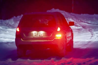 バックフォグは、濃霧や豪雨、吹雪といった悪天候のときに、自車の存在を後続車に知らせるためのツール