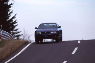 過酷なテストコースでジャンプするR33GT-R