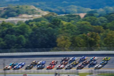 レース中はブレーキをほぼ使わないで車両が連なっていくことからドラフティング・トレインと呼ばれる