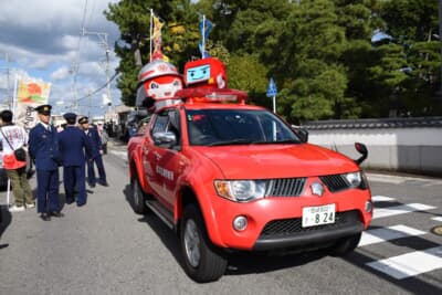 岡崎市消防本部マスコットキャラクター「レッサーくん」そして茅ヶ崎市消防本部から「ショウボーグ」の2体のゆるキャラが三菱トライトンに乗って家康行列に参加