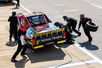 61号車は、リアスポイラーを留めている6本のステーのうち1本が折れてしまい、ナスカー側から修復の指示が出されてしまった。結果的にこのピット作業によってポジションを下げたことでクラッシュに巻き込まれることに