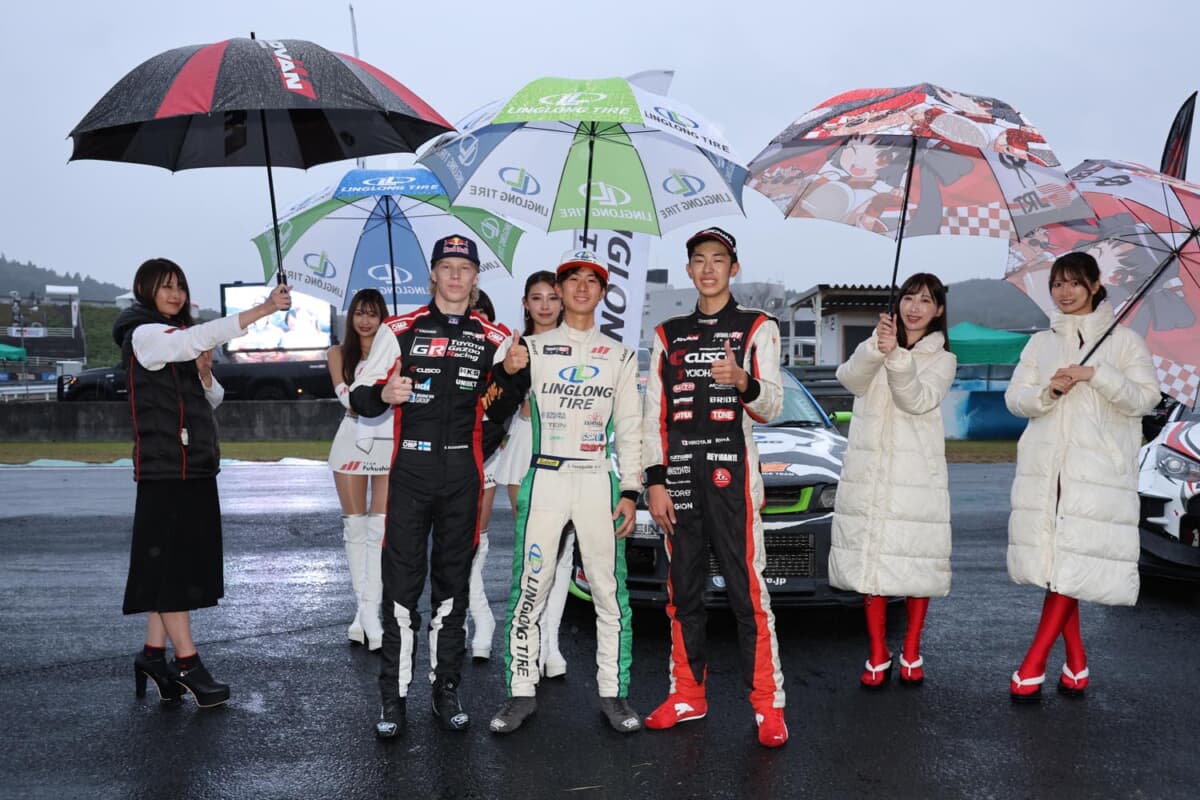 審査席前のコース上で行われた仮表彰。KANTA（中央）が優勝。2位はカッレ・ロバンペラ（左）、3位は箕輪大也（右）