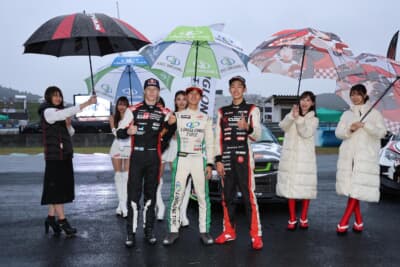 審査席前のコース上で行われた仮表彰。KANTA（中央）が優勝。2位はカッレ・ロバンペラ（左）、3位は箕輪大也（右）