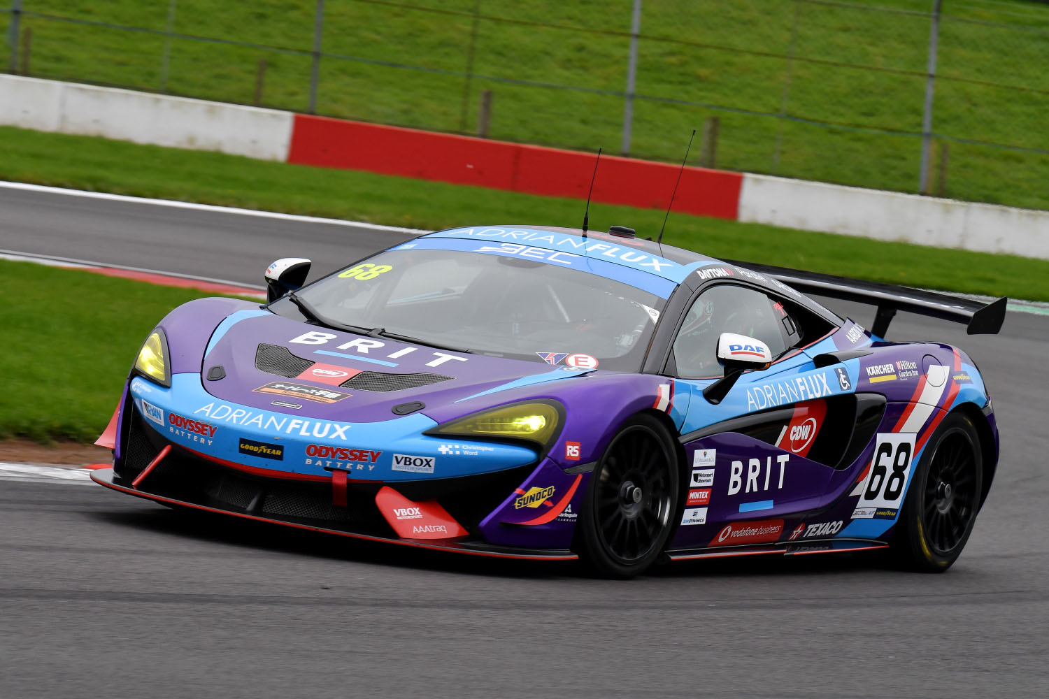 マクラーレン「570S GT4」で障がい者チームが英国耐久レースに参戦