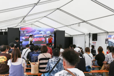 トークショーの会場は、ほぼ満員状態