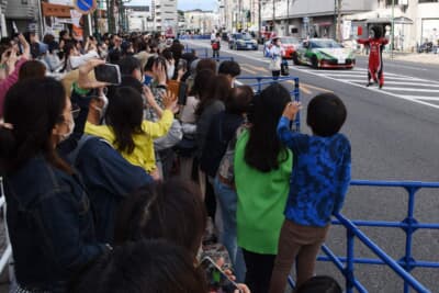 大河ドラマの出演者も合流する今回の家康行列は例年以上に観客が集まり、沿道はそれらの人で埋め尽くされた